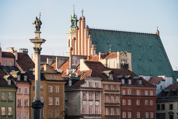 Fototapeta premium Warszawska Starówka przy Placu Zamkowym z katedrą w stolicy Polski w słoneczny dzień