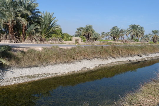 Kanal in der Niloase in Ober&auml;gypten.