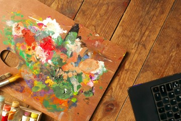 パレット・絵筆・絵の具・ノートパソコン - Palette, paintbrushes, and paint tubes with notebook computer on wood background