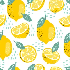 Tapeten Zitronen Nahtloses Sommermuster mit Scheiben und ganzen Zitronen. Vektor-Illustration.