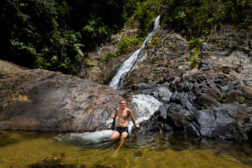 Fototapeta na wymiar Tourist on Huai To waterfall