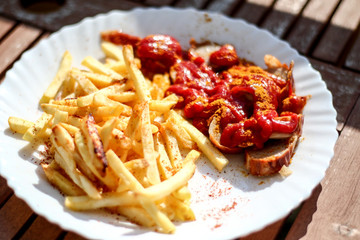 Currywurst & Pommes