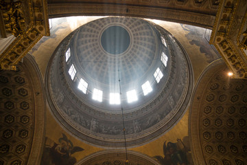 Obraz premium Dome inside of Kazanskiy Kafedralniy Sobor in Saint Petersburg.