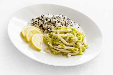 seafood braised with leek garnished with rice mix and lemon slices