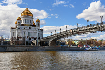 Fototapeta na wymiar Cathedral of Christ the Saviour and Patriarshy Bridge in Moscow. Russia
