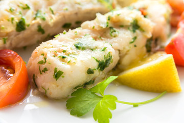 Merluzzo bollito con olio, pomodoro, prezzemolo e limone 