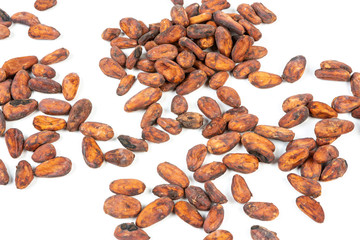 Obraz premium Cocoa beans on white background
