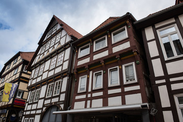 historische Fassaden von Fachwerkhäusern in der Altstadt von Hameln