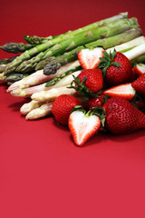 White and green asparagus with strawberries