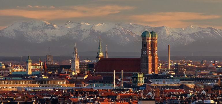 M&uuml;nchen bei F&ouml;n mit Blick in die bayerischen Alpen
