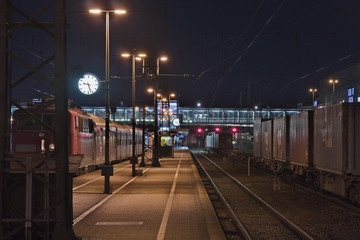 Bahnsteig an einem Bahnhof mit Uhr