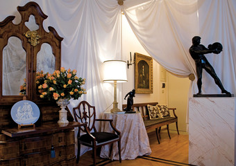 antique dealer