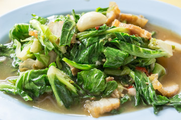 タイ料理　緑の野菜と豚肉炒め　にんにく　屋台