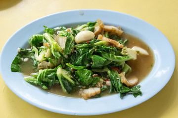 タイ料理　緑の野菜と豚肉炒め　にんにく　屋台