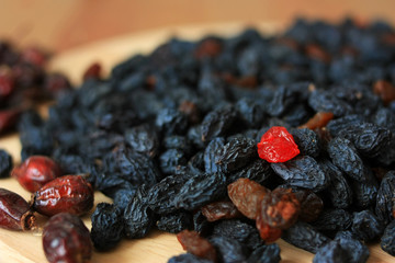 Black raisins on the table