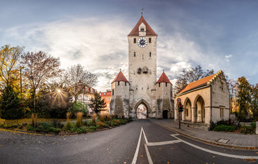 Fototapeta na wymiar Ostentor Regensburg im Herbst