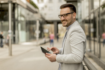 Obraz na płótnie Canvas Portrait of a young businessman holding digital tablet