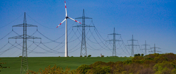 Windkraftanlage am Hochspannungsnetz