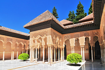 Fototapeta premium Moorish architecture of the Court of the Lions, the Alhambra, Granada, Andalucia (Andalusia), Spain, Europe.