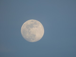 Luna llena desde Llabia, pueblo de Torroellla de Montgri en el Emporda  en Gerona, Costa Brava (Cataluña,España)