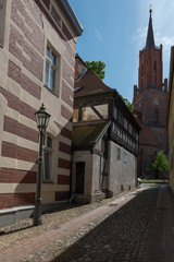Blick auf die St. Marien-Andreas Kirche in Rathenow aus niedriger Perspektive