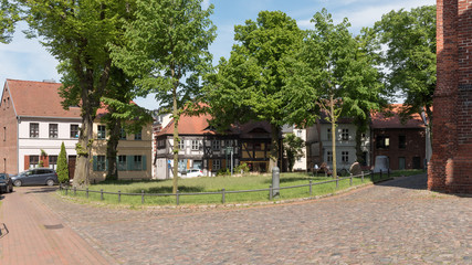 Fototapeta na wymiar Historische Häuser rund um den Kirchplatz in Rathenow