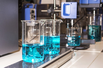 A device for mixing medical fluids in a laboratory