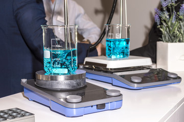 A device for mixing medical fluids in a laboratory