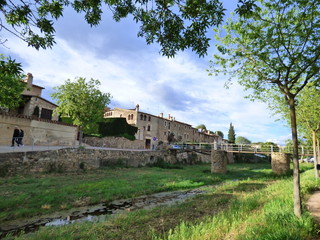 Monells, pueblo del Emporda  en Gerona, Costa Brava (Cataluña,España)