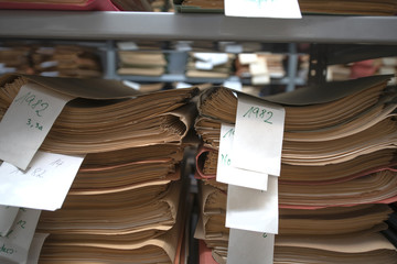 Gestapelte Dokumentenmappen im Archiv