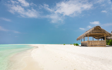 Sand dune and turquoise ocean in Maldives