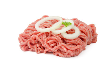 Hackfleisch mit weißen Zwiebelringen
