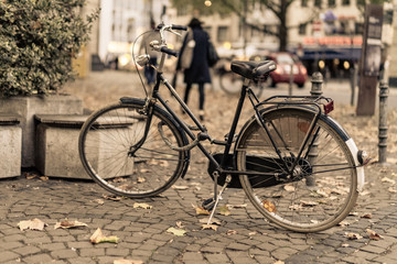 Damenrad im Herbst mit städtischer Kulisse im Hintergrund
