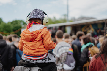 Kind Demo Baby Kopfhörer