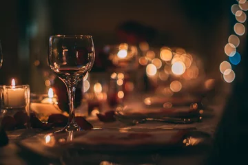 Gordijnen Romantisch wijnglas met kaarsen © Christophe
