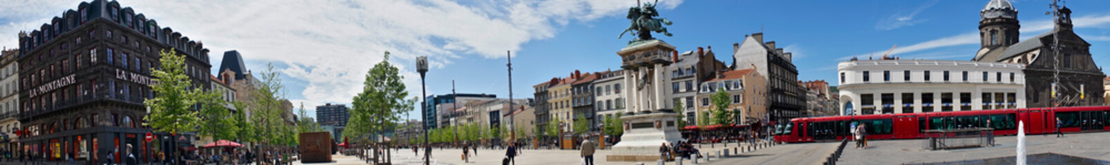 Fototapeta na wymiar prise de vue panoramique, place de Jaude à Clermont-Ferrand