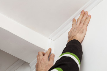 Installation ceiling moldings