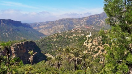 Vue extraordinaire des montagnes du haut atlas