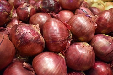bulk bins of large red onions