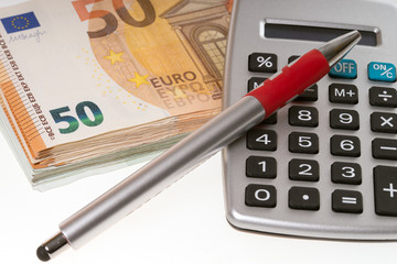 Finanzen / viele Geldscheine und Taschenrechner