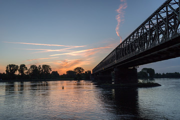 Eisenbahnbrücke in Mainz am Rhein im Sonnenaufgang