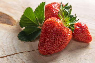 Erdbeeren auf einem Holzbrett