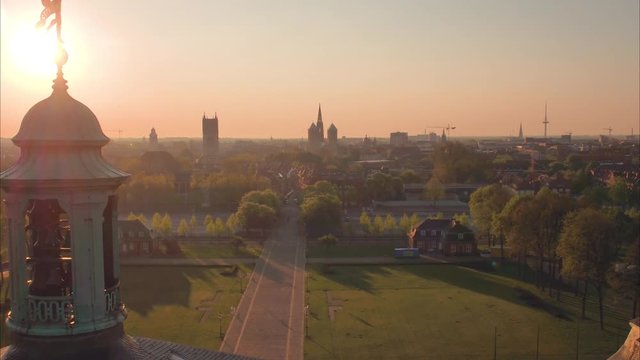 Schlossplatz in Muenster mit Drohne Anfahrt auf Muenster