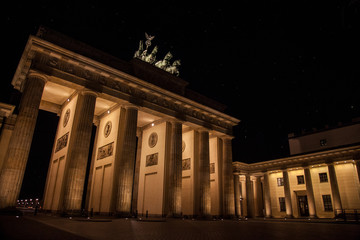 Obraz premium Brandenburger Tor bei Nacht in Berlin