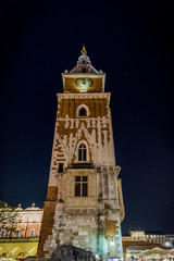 Tour de l'Hôtel de Ville et Place Rynek Głowny à Cracovie de nuit