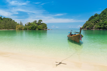 Obraz premium White sand beach and Long-tail boat at Kham-Tok Island (koh-kam-tok), The beautiful sea Ranong Province, Thailand.