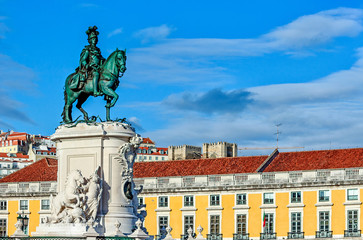 Statue King Jose I in Military-Kleidung auf seinem Pferd auf der Praca Comercio in Lissabon