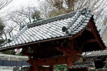 Fototapeta premium 由緒のある門の瓦屋根