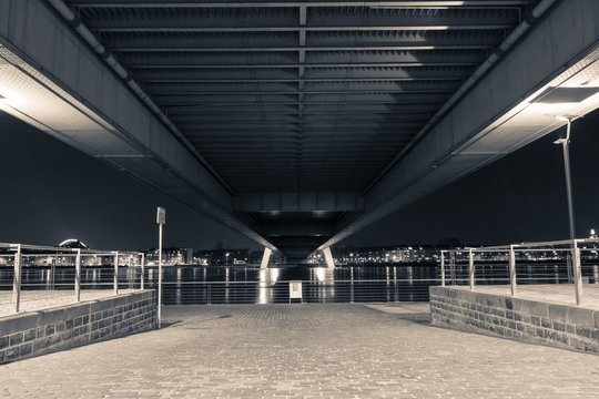 Unter den Br&uuml;cken K&ouml;lns