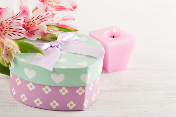 Fototapeta na wymiar Pink lilly flower, gift box